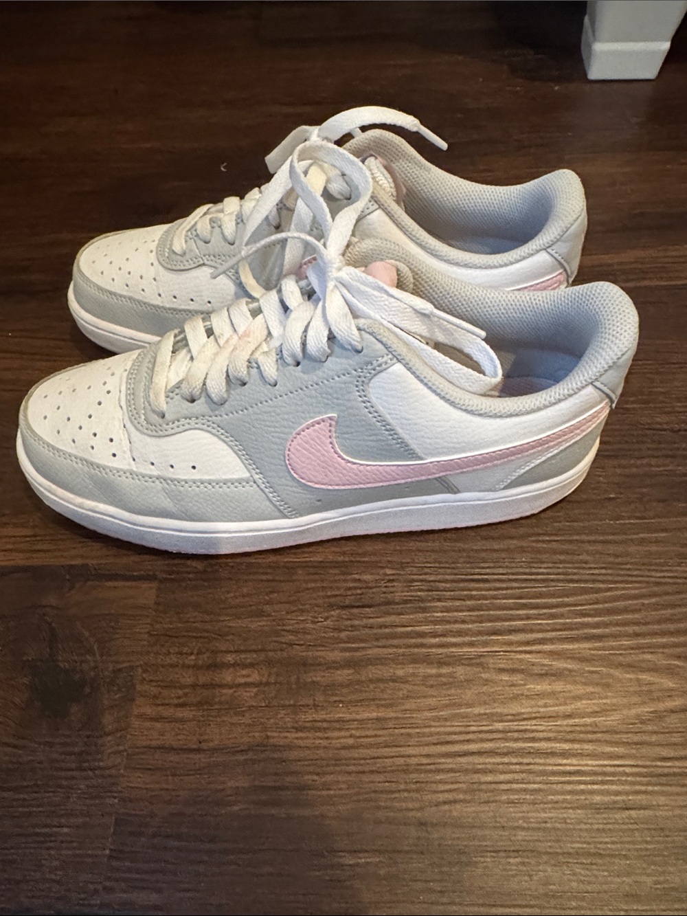 Nike Low-Top Sneakers in White, Light Gray & Pink
